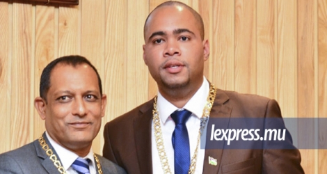Le nouvel adjoint au maire, Nazir Mohamad Ameen Junggee, et le maire de la ville de BBRH, Jean Didier David Utile.