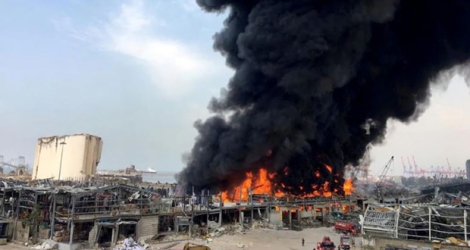 Un hangar renfermant du pétrole et des pneus s'est enflammé jeudi dans la zone portuaire de Beyrouth.  PHOTO : REUTERS