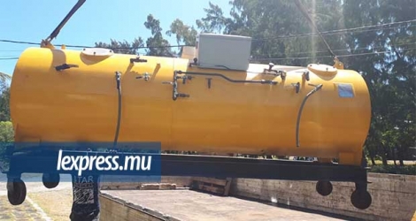 Un caisson hyperbare a été installé à Roches Noires pour faciliter la décompression des plongeurs si cela s'avérerait nécessaire.