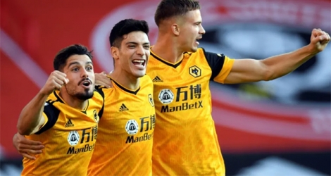 L'attaquant mexicain de Wolverhampton, Raul Jimenez (c), fête son but avec ses coéquipiers lors du match de Premier League à Sheffield, le 14 septembre 2020.