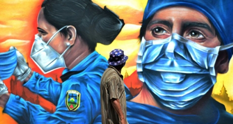 Une peinture murale montre un soignant et une policière à Tegucigalpa, au Honduras, le 14 septembre 2020.