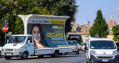 Affiche électorale de l'eurodéputée Susanna Ceccardi avant les élections régionales en Italie, le 17 septembre 2020 à Florence.