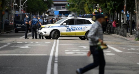 Des policiers bloquent une rue d'un quartier de Madrid lors d'une manifestation contre les nouvelles mesures de restriction pour lutter contre l'épidémie de coronavirus, le 20 septembre 2020 en Espagne Photo OSCAR DEL POZO. AFP