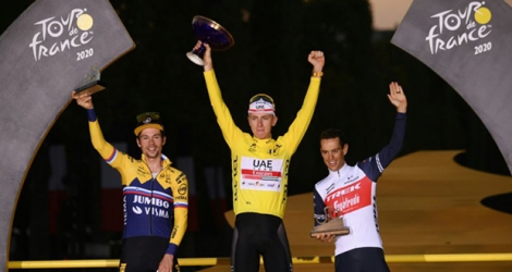 Le Slovène Tadej Pogacar (c), vainqueur du Tour de France, son compatriote Primoz Roglic, 2e, et l'Australien Richie Porte, 3e, à Paris, le 20 septembre 2020.