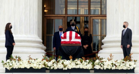 Le président américain Donald Trump et sa femme Melania se recueillent devant le cercueil de la juge progressiste de la Cour suprême Ruth Bader Ginsburg Photo ALEX EDELMAN. AFP