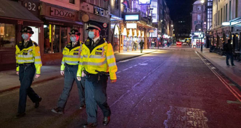 Patrouille de police dans le quartier de Soho au premier jour de la fermeture plus tôt des bars et restaurants en Angleterre, à Londres, le 24 septembre 2020.