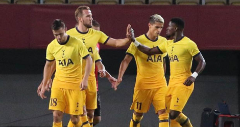 Kane et Erik Lamela de Tottenham fêtent le but lors du match du 3e tour de qualification de la Ligue Europa.