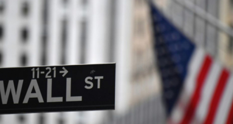 Un drapeau flotte devant le New York Stock Exchange (NYSE) à Wall Street (New York), le 31 août 2020 Photo Angela Weiss. AFP