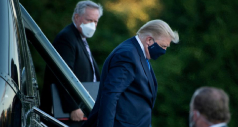 Le président Donald Trump descend de l'hélicoptère pour arriver à l'hôpital militaire Walter Reed à Bethesda (Maryland), le 2 octobre 2020 Photo Brendan Smialowski. AFP