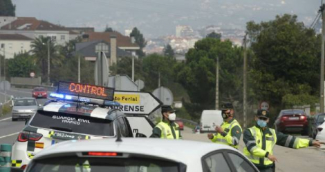 Contrôle de la garde civile à l'entrée de la ville d'Ourense, dans le nord-ouest de l'Espagne, bouclée pour cause de Covid-19 depuis le 8 octobre 2020 Photo MIGUEL RIOPA. AFP