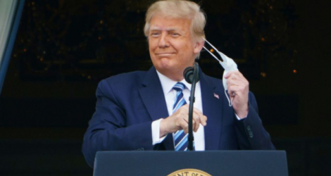 Le président américain Donald Trump s'exprime depuis la balcon de la Maison Blanche devant ses sympathisants le 10 octobre 2020 Photo MANDEL NGAN. AFP