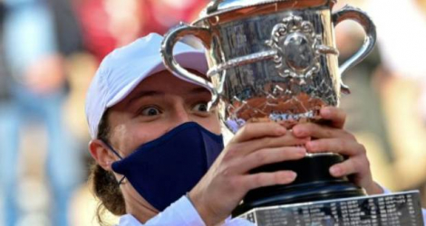La Polonaise Iga Swiatek brandit son trophée Suzanne Lenglen après sa victoire en finale de Roland-Garros face à l'Américaine Sofia Kenin, le 10 octobre 2020 Photo MARTIN BUREAU. AFP
