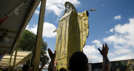 Des Mexicains prient devant la Santa Muerte, une statue représentant la mort, le 4 octobre 2020 à Tultitlan Photo CLAUDIO CRUZ. AFP