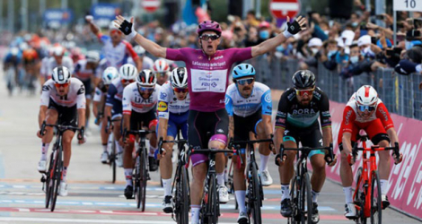 Arnaud Démare lève les bras après avoir franchi en vainqueur la ligne d'arrivée de la 11e étape du Tour d'Italie le 14 octobre 2020 à Rimini.