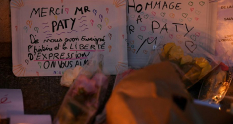 Une pancarte en hommage à l'enseignant assassiné Samuel Paty devant le collège où il travaillait à Conflans-Sainte-Honorine, le 17 octobre 2020 Photo Bertrand GUAY. AFP