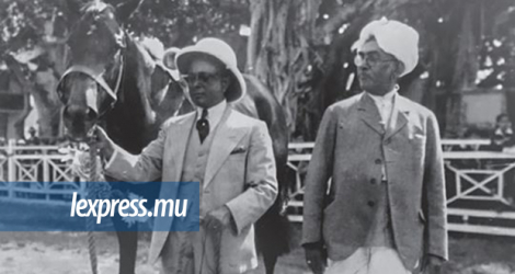 L'Honorable Rajcoomar Gujadhur (à dr.) posant un regard admiratif sur sa pouliche Winking, tenue en main par son entraîneur M. Amurdeeal Gujadhur, après sa victoire dans le Maiden en 1934. PHOTO: COLLECTION DE M. BABLA GUJADHUR.