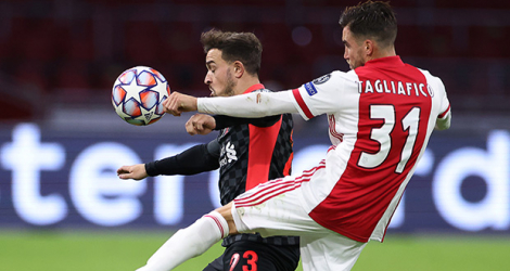 Le défenseur argentin de l'Ajax Amsterdam, Nicolas Tagliafico (d), marque contre son camp lors du match de groupes de la Ligue des champions face à Liverpool, à Amsterdam, le 21 octobre 2020.