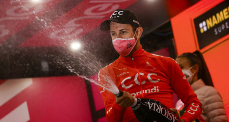 Le Tchèque Josef Cerny fête sa victoire dans la 19e étape du Tour d'Italie, entre Morbegno et Asti, le 23 octobre 2020.