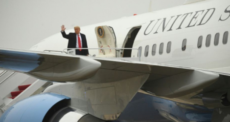 Le président américain Donald Trump embarque à bord d'Air Force One sur la base Andrews, dans le Maryland, le 26 octobre 2020 Photo SAUL LOEB. AFP