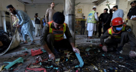 Des secouristes pakistanais sur le site d'une explosion dans une madrassa à Peshawar, le 27 octobre 2020 Photo Abdul MAJEED. AFP