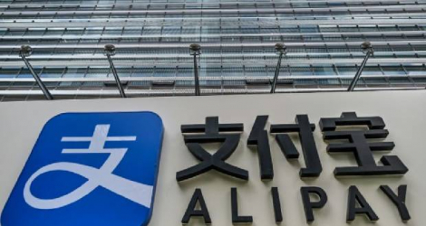 Logo de Alipay, plateforme de paiement et propriété de Ant group, sur un immeuble à Shanghai, le 28 août 2020 Photo HECTOR RETAMAL. AFP