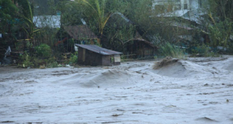 Montée des eaux au passage du typhon Goni, à Legazpi, le 1er novembre 2020 aux Philippines Photo Charism SAYAT. AFP