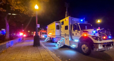 Un camion de police devant le bâtiment de l'Assemblée nationale après une attaque à l'arme blanche, le 1er novembre 2020 à Québec Photo Jordan PROUST. AFP