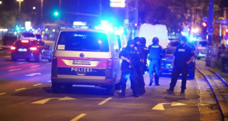 Des policiers déployés dans le centre de Vienne après une fusillade près d'une synagogue, le 2 novembre 2020 en Autriche Photo GEORG HOCHMUTH. AFP