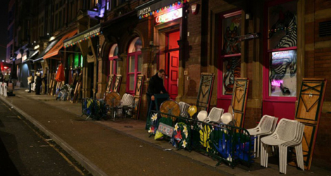 Fermeture des bars et des restaurants dans une rue de Leeds (Angleterre) le 4 novembre 2020.