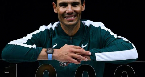 L'Espagnol Rafael Nadal vient de remporter le millième match de sa carrière contre son compatriote Feliciano Lopez au Masters 1000 de Paris, le 4 novembre 2020.