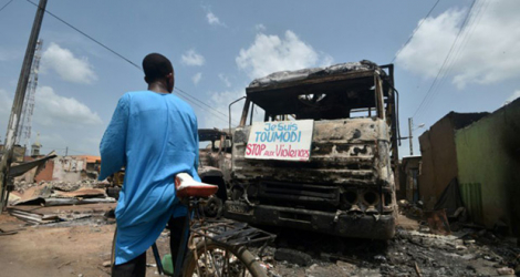 Une pancarte appelant à l'arrêt des violences sur un camion calciné sur le marché de Toumodi, le 4 novembre 2020 en Côte d'Ivoire.