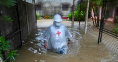 Un membre de la Croix Rouge guatémaltèque dans une rue inondée à Puerto Barrios le 5 novembre 2020 Photo Johan ORDONEZ. AFP