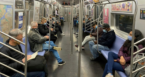 Dans le métro new-yorkais le 5 novembre 2020. [ Photo Daniel SLIM. AFP]