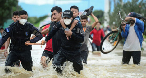 La police évacue des habitants d'une zone inondée à El Progreso, au Honduras, le 5 novembre 2020.