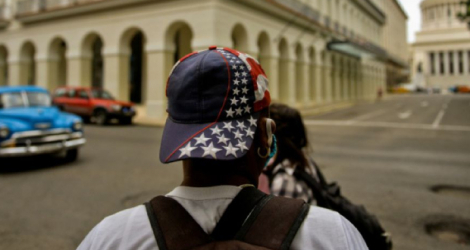 Un Cubain porte une casquette avec le drapeau américain à La Havane, le 3 novembre 2020 Photo YAMIL LAGE. AFP