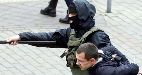 Interpellation d'un manifestant d'opposition, le 8 novembre 2020 à Minsk.