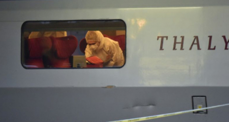 La police scientifique française relève des indices à bord du train Thalys à Arras, dans le nord de la France, après une tentative d'attentat le 22 août 2015 Photo PHILIPPE HUGUEN. AFP