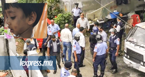 Après sa comparution en cour de Curepipe hier, Ashar Sobratee, principal suspect dans le meurtre du petit Ayaan, est retourné sur les lieux du drame sous forte escorte policière. 