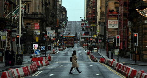Un piéton dans une rue déserte à Glasgow le 21 novembre 2020 après la mise en place de nouvelles restrictions.