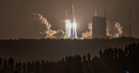 La fusée Longue-Marche 5 rocket carrying China's transportant le module lunaire Chang'e-5 décolle du centre spatial de Wenchang, dans le sud de la Chine, le 24 novembre 2020 Photo STR. AFP