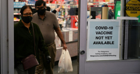 «Vaccin contre le Covid-19 pas encore disponible», indique une pancarte à l'entrée d'une pharmacie de Burbank, en Californie, le 23 novembre 2020.