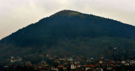 La colline boisée surplombant le village de Visoko, près de Sarajevo, le 24 octobre 2020 en Bosnie Photo ELVIS BARUKCIC. AFP