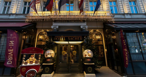 L'entrée de l'hôtel Sacher ià Vienne, Autriche, le 25 novembre 2020.