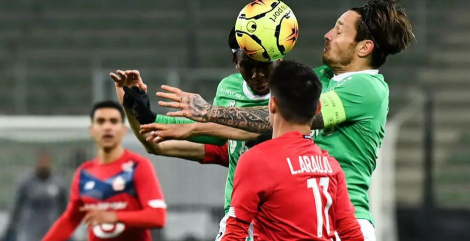 Le défenseur et capitaine de Saint-Etienne, Mathieu Debuchy, dégage le ballon de la tête devant l'attaquant brésilien de Lille, Luiz Araujo, lors de leur match de L1, le 29 novembre 2020 à Saint-Etienne.
