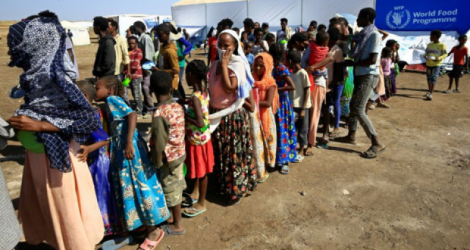 Des Ethiopiens, qui ont fui les combats dans la région du Tigré, attendent une distribution de nourriture, le 27 novembre 2020 dans un camp de réfugiés à Hamdayti, au Soudan Photo ASHRAF SHAZLY. AFP
