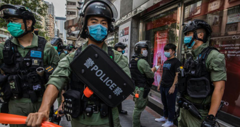 La police interroge un homme à Hong Kong, le 6 septembre 2020, après un appel à manifester contre une décision du gouvernement.