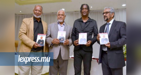 Haroon Durbass pose avec l’ancien vice-Président de la République, Raouf Bundhun, l’auteur du livre, Sedley Assonne et l’ancien Président de la République, Cassam Uteem. 
