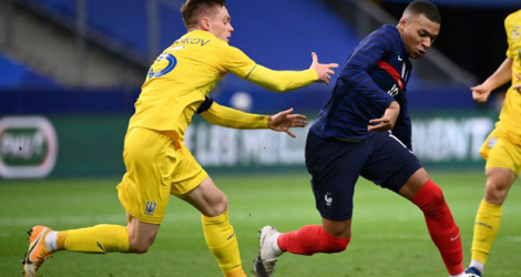 Kylian Mbappé déborde l'Ukrainien Viktor Tsygankov lors de la démonstration de force des Bleus face à l'Ukraine 7-1 au Stade de France, le 7 octobre 2020.