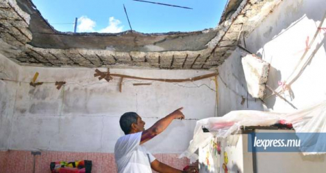 Le plafond de la maison de l’habitant de Port-Louis s’est effrondré, samedi, le blessant sur diférentes parties du corps.