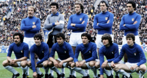 L'équipe d'Italie pose pour une photo le 2 juin 1978 à Mar del Plata (Argentine). Paolo Rossi est le quatrième en partant de la gauche, au premier rang Photo STAFF. AFP